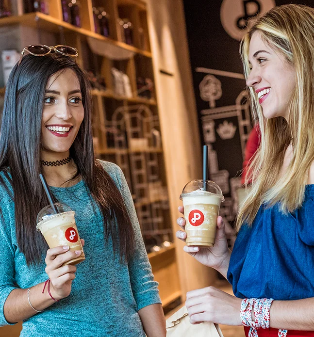 Carls Jr: Aumenta el 15% sus ventas tomando ordenes a sus clientes sin bajar de sus coches